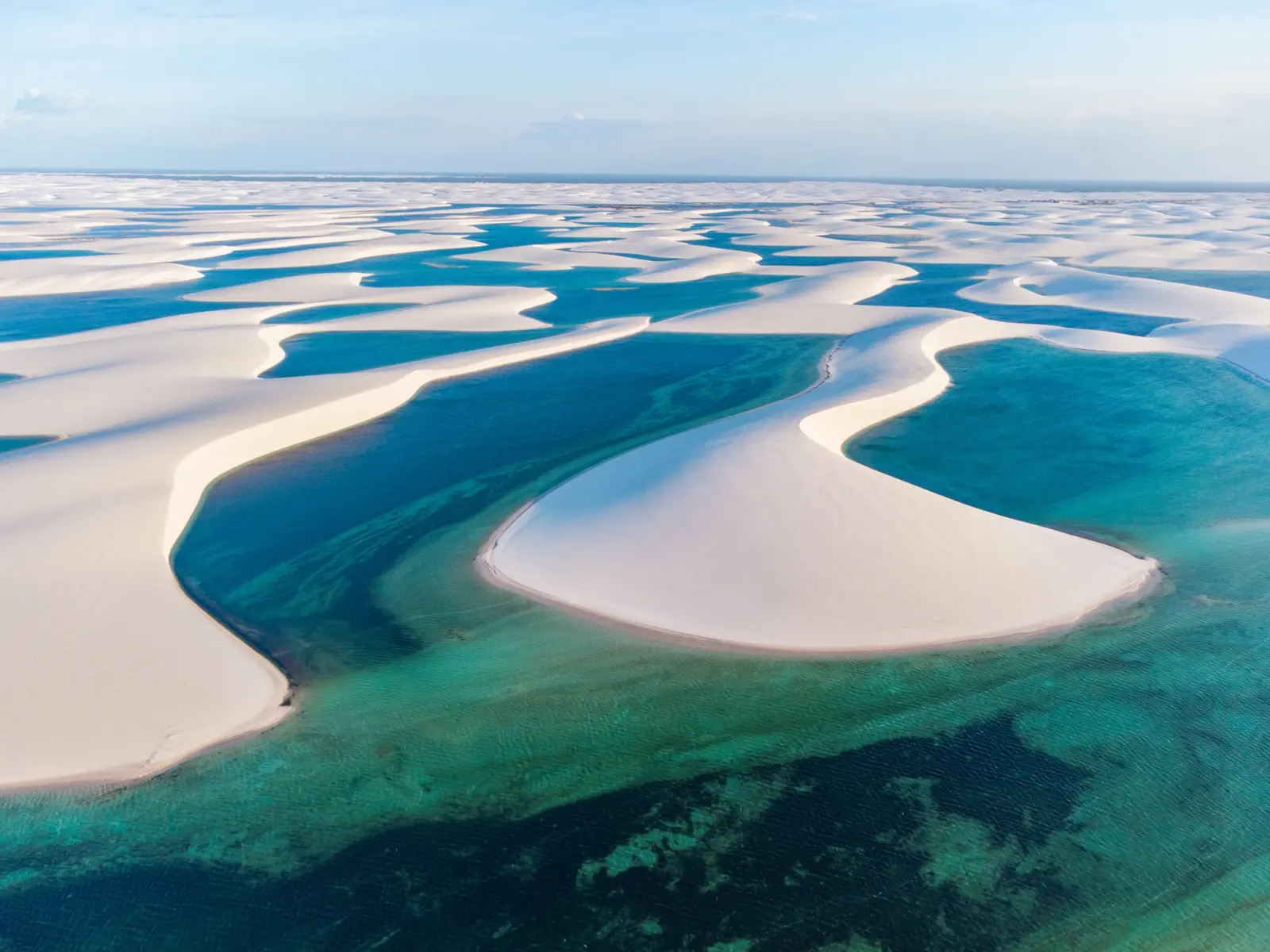 Lagoa de água doce entre dunas nos Lençóis Maranhenses